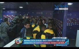 Los jugadores de Jamaica esperaron en la zona mixta a que Messi terminara de dar declaraciones para tomarse una foto.