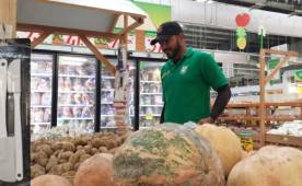 Encontramos a Rony Morales de compras en Puerto Cortés. Siempre ha sido un tipo sonriente y carismático, ahora luce una gran barba. Fotos Melvin Cubas.