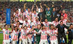 El catracho Brayan Beckeles celebrando la copa de campeones del Clausura que les dio el boleto para pelear el ascenso a primera división en México. Foto Cortesía