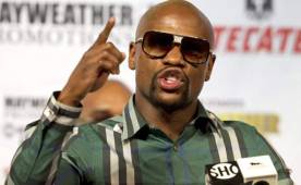 Floyd Mayweather duranre la conferencia de prensa que ofreció en Las Vegas.