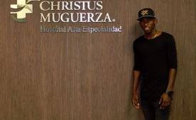 Alberth Elis superó las pruebas médicas realizadas por el Monterrey. Aquí al salir de la clínica. Foto @Rayados