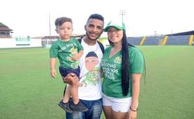 Luis Pérez junto a su familia en el estadio Juan Gobán de Limón. (Foto: Diario Extra)