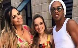 Priscilla Coelho y Beatriz Souza junto a Ronaldinho.
