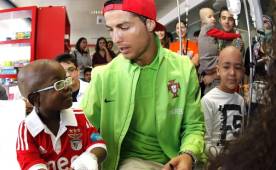 Muchos lo consideran un arrogante, pero Cristiano Ronaldo ha demostrado estar siempre presente en las causas nobles. Foto Agencias