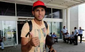 Eddie Hernández saliendo del aeropuerto Ramón Villeda Morales. (Foto: Neptalí Romero)