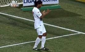 Ronaldinho marcó de cabeza ante Xolos de Tijuana y lo celebró con un baile.