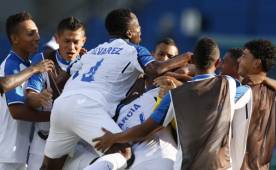 Los jugadores de la Selección de Honduras celebran en el pasto del Joao Avelange el triunfo 3-2 sobre Argelia en el debut de los Juegos Olímpicos. Foto Juan Salgado