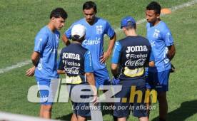 El entrenador de la Selección de Honduras, Jorge Luis Pinto, dialogando con los jugadores Jhow Benavídez, Allan Banegas y Odis Borjas. Foto Ronal Aceituno.