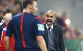 Pep Guardiola reclama constante al cuarto árbitro durante los partidos.