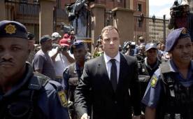 De confirmarse la salida de la cárcel de Pistorius, el atleta, de 28 años, seguiría cumpliendo su pena bajo arresto domiciliario.