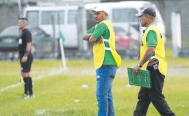 Dúo dinámico Nicolás y Óscar viven con intensidad y muy de cerca los partidos del Yoro FC. Fotos Neptalí Romero.