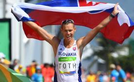 Matej Toth celebra con la bandera de su país tras ganar el oro.