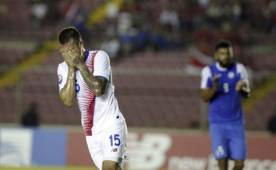 Francisco Calvo se lamenta tras no poder concretar un gol ante Nicaragua.
