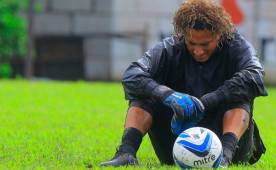 Kevin Hernández se doblega por momentos. Aquí se muestra en el entreno con la vestimenta al revés.