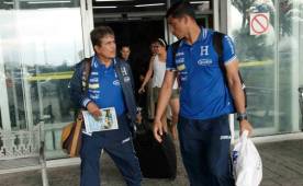 Jorge Luis Pinto y Noel Valladares fueron los primeros en abandonar la terminal aeroportuaria y subir al autobús que los condujo al entrenamiento. Foto Neptalí Romero