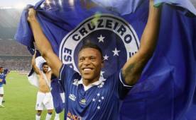 Baptista destacó por sus cualidades ofensivas, olfato de gol y poderío físico.