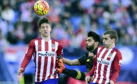 Un resultado frustrante para el Atlético, que lo intentó de todas las maneras y no pudo abrir el cerrojo del Sevilla. Foto AFP