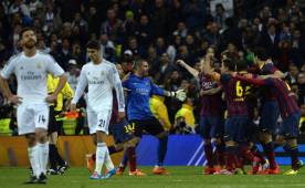 Jugadores del Barcelona celebran el triunfo obtenido ante el Real Madrid en el Bernabéu.