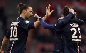 Zlatan Ibrahimovic felicitando por el gol a Adrien Rabiot. (Foto: Agencia AFP)