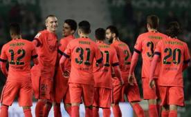 Jeremy Mathieu es felicitado por el golazo que le marcó al Elche. (Foto: Agencia AFP)