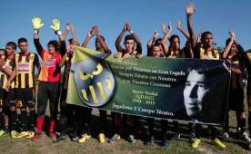 La plantilla del Real España mostró esta pancarta en honor al presidente eterno Mario Verdial. Foto Melvin Cubas