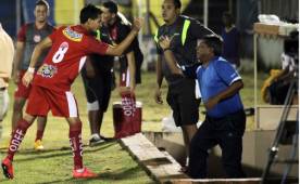 Marcelo Santos fue hasta el banquillo para dedicar su gol al técnico Ramón Maradiaga quien se marcha a dirigir a El Salvador. Foto Javier Rosales