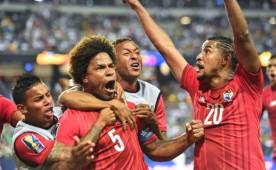Román Torres abrió el marcador en favor de Panamá y la afición les lanzó de todo en la celebración.