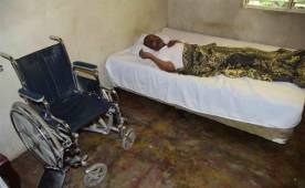 El técnico Manuel Calderón se encuentra postrado, su esposa Alicia hace un llamado a sus amigos y colegas para que les tiendan una mano. Fotos Samuel Zelaya