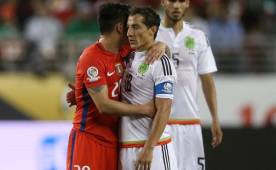 Guardado dio la cara tras la humillante derrota ante Chile y pidió disculpas a toda la afición mexicana. Foto EFE