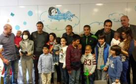 El entrenador Luis Enrique posando con niños de hospital en Barcelona.