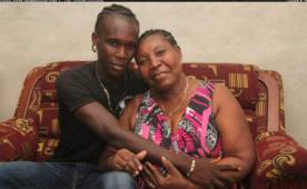 Doña Silvia Álvarez está muy ansiosa por ver jugar a su hijo Rubilio Castillo.