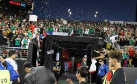 Momento en que la afición mexicana atacó a sus seleccionados. Foto EFE.