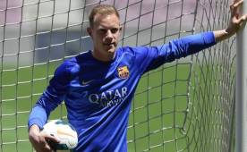 Barcelona's German goalkeeper Marc-Andre Ter Stegen warms up before the UEFA Champions League group G football match between Barcelona and Dynamo Kiev at the Camp Nou stadium in Barcelona, on November 4, 2020. (Photo by LLUIS GENE / AFP)