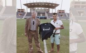Mario Martínez posa junto a uno de los directivos del Enppi y la nueva playera que vestirá.