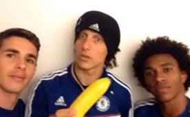Los jugadores del Chelsea, Óscar, David Luiz y Willian mostraron su apoyo a Dani Alves quien sufrió actos de racismo.