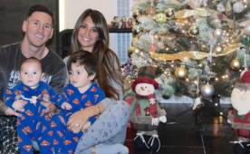 Messi posó junto a su esposa y sus dos hijos, uniformados de supermán.