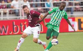 Alvín Bennett (verde) emigra al fútbol europeo procedente del Limón.