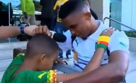 Momento en que Samuel Eto'o se despedía de Pedro Ivo Silva de Almeida.