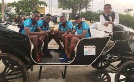 Los jugadores de la Selección Sub-23 de Honduras, Kevin Álvarez, Alberth Elis, Luis 'Buba' López y Anthony 'Choco' Lozano en un carruaje en Cartagena, Colombia.