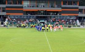 El Litex Lovetch (naranja) ganaba por 1-0 en la cancha rival, pero Stoytcho Stoilov decidió retirar a su equipo cuando se quedó con nueve jugadores.