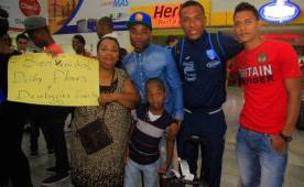Deiby Flores fue recibido por su familia con pancartas. Dijeron estar orgullosos del jugador y la labor que hizo en el Premundial en Jamaica. Foto Melvin Cubas
