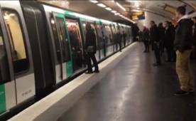 El momento en que este grupo le impidió entrar en el vagón del metro al hombre francés.