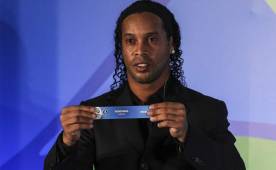 Momento en el que Ronaldinho sacó la bolita con el nombre de Honduras.