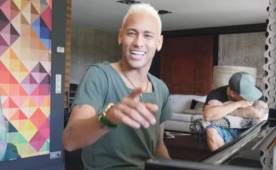Neymar junto a su amigo en el lanzamiento de lo que será su primer disco musical.