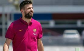 Piqué, defensa del Barcelona, camino hoy a la conferencia de prensa que ofreció. Foto EFE.
