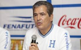 Jorge Luis Pinto se mostró muy serio pero dispuesto a atender a la prensa deportiva hondureña.