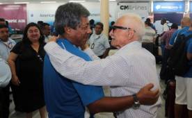 'Primi' Maradiaga y don Ernesto Molina se dieron un caluroso abrazo en el aeropuerto de San Pedro Sula. Foto Ronald Aceituno
