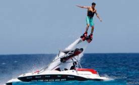 Robert Lewandowski se ha divertido mucho practicando Flyboard en una isla española.
