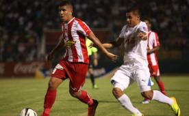 El mediocampista Marcelo Espinal es el equilibrio del Vida en el centro del campo. Aquí cuando lo marcaba el delantero Roger Rojas. Foto DIEZ Archivo