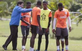 El entrenador del Olimpia, Héctor Vargas, conversando con los jóvenes jugadores del León que enfrentarán el domingo al Real Sociedad. Foto Ronald Aceituno